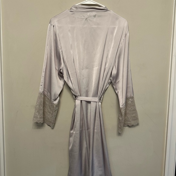 Vintage Y2K Era Lauren Lash Design Silver Lace Accent Robe Est Size Small - Picture 5 of 7